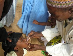 Imam  Immunizing a Child Hadejia - Jigawa May 2006 IPD.